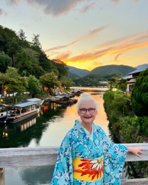 Sheila Cliffe Instagram - Evening in Arashiyama. 嵐山の夕陽．　#japaneseculture #japanesefashion #japanesestyle #sotd #stylista #tokyofashion  #over60style #over60andfabulous #over60 #grayhair #kimonobijin #advancedstyle #きもの  #きものコーディネート #着物  #着物生活 #着物好き #着物でお出かけ  #趣着物