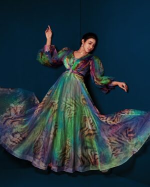 Sheriina Instagram - Don't forget to cherish and color every little happy moment. When problems look bigger, think of all the good moments, for in having those good moments, you've already fought a battle, which gives you the courage to fight all the battles.

Photo: @imthefashionfellow 
makeup: @essensemakeup 
hair: @luke_the_hairstylist 
styling: @sunilkarthik_sk 
Designer: @diademstore.in 
studio: @uvi_photostudio 
Jewellery: @konikajewellery 

#sherin #sheriina #sherina #xoxox