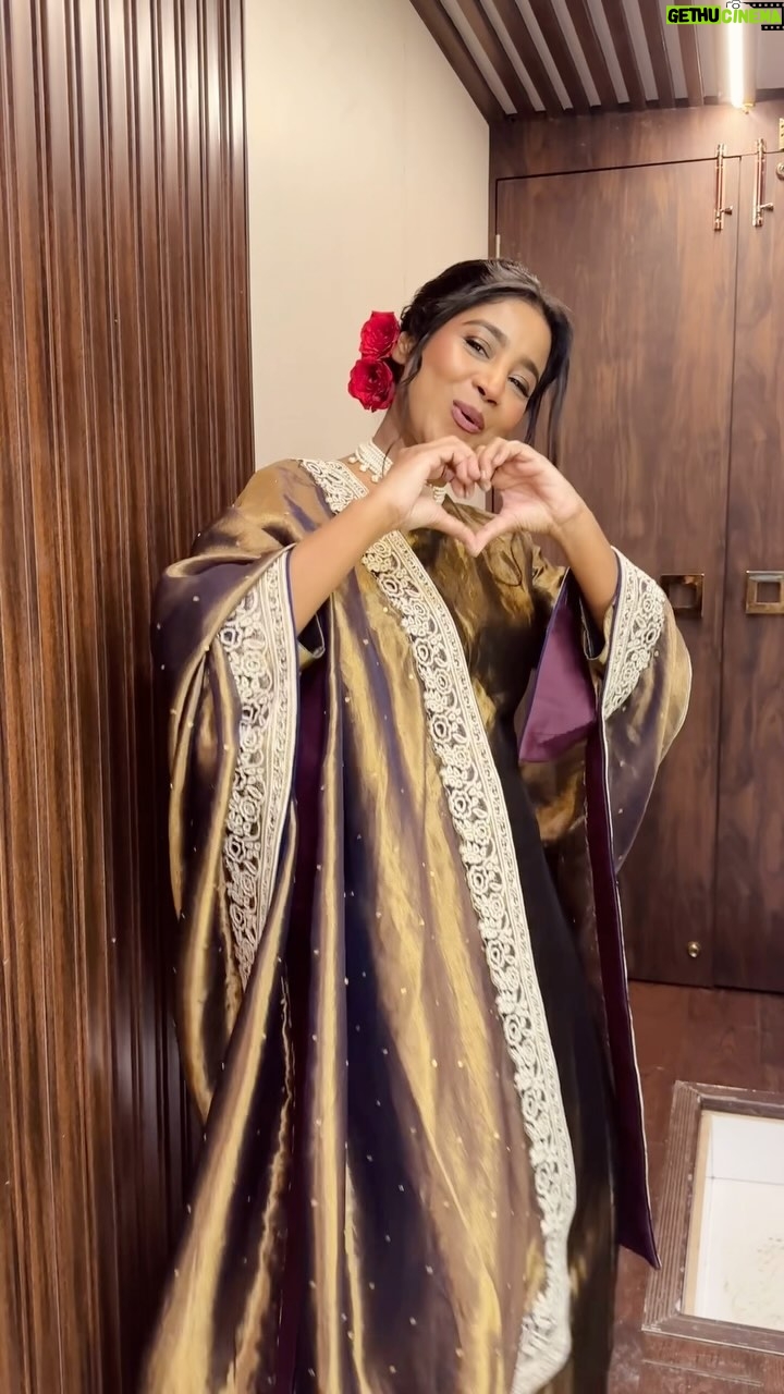 Shilpa Rao - 99.3K Likes - 100 MILLION for #Chuttamalle 🥳.
Thank you so much everyone, ek dance to banta hai ❤️💃.
Outfit by @mimamsaa
Jewellery by @yuvaanjewels
HMU by @makeupartistnamrata
#shilparao