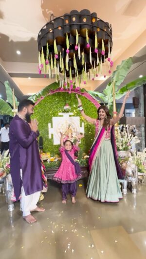 Shilpa Shetty Instagram - गणपति बप्पा मोरया 🙏✨

Opening our hearts and doors to welcome Bappa🌺
Favorite time of the year♥️

#HappyGaneshChaturthi #GanpatiBappaMorya #Grateful #Blessed