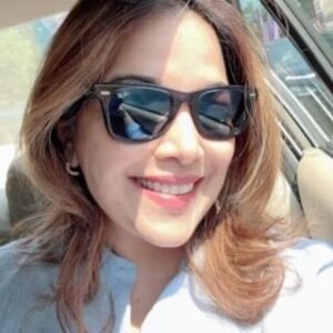 Shilpa Tulaskar Instagram - Looking forward to next week 😊✨✨✨✨

More magic to all of you 😘 More smiles ♥️
 Tell me your reason to be happy on a  Monday morning!

#sunshine #shadows #haircolor #sunscreen #skincare #caramel #hazelnut
