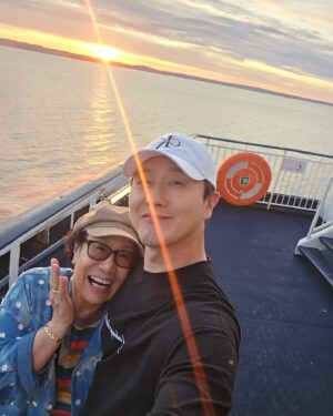 Shim Jin-hwa Instagram - -
근원 원!!! 효도 효!!!

아들 이름 효도의 근원이라 지으신 우리 어머님👍
ㅋㅋㅋㅋㅋ
그 이름값 제대로 하며 사는 우리 남편👍

이번 명절 며느리는 매일 일하게 된 감사함에
남편에게 어머님 모시고 어디 여행이라도 다녀와요 했더니😍
효도의 근원 우리 김원효씨 어머님이랑 단둘이 북유럽 가심!!

진짜 멋. 지. 다. 
우리 남편♥️

용돈 두둑하게 준 며느리도 멋. 지. 다. 
ㅋㅋㅋ
행복한 여행 되세요 🫶

나는 오늘 7:30pm
홈앤쇼핑
AHC 아이크림 방송합니다🥰