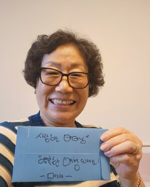 Shim Jin-hwa Instagram - -
근원 원!!! 효도 효!!!

아들 이름 효도의 근원이라 지으신 우리 어머님👍
ㅋㅋㅋㅋㅋ
그 이름값 제대로 하며 사는 우리 남편👍

이번 명절 며느리는 매일 일하게 된 감사함에
남편에게 어머님 모시고 어디 여행이라도 다녀와요 했더니😍
효도의 근원 우리 김원효씨 어머님이랑 단둘이 북유럽 가심!!

진짜 멋. 지. 다. 
우리 남편♥️

용돈 두둑하게 준 며느리도 멋. 지. 다. 
ㅋㅋㅋ
행복한 여행 되세요 🫶

나는 오늘 7:30pm
홈앤쇼핑
AHC 아이크림 방송합니다🥰