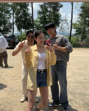 Shim So-young Instagram - 제 인생 첫 커피차를 혜준이가 보내줬어요ㅠㅠ 
세상에서 제일 힘이 났던 날💕🌟💖💫
신기하게도 혜준이가 전석호 선배님, 정해인 선배님과 인연이 있었더라고요! 그래서 우리 다 함께했어요💛 

혜준아………너무너무 고맙고… 사랑하고… 너가 얼마나 내게 소중하고 감사한 존재인지 내 부족한 필력으로는 표현이 안되니까 평생 옆에서 알려줄게😊 나랑 친구해줘서 고마워 🌈🩷😎✨🦄 사랑혜루리!!!!!!!!! 

어머낫 그러고보니 오늘 엄친아하는 날이잖아?! 
엄친아 tvn 9:20pm 🫶🏻✨📺✨🫶🏻