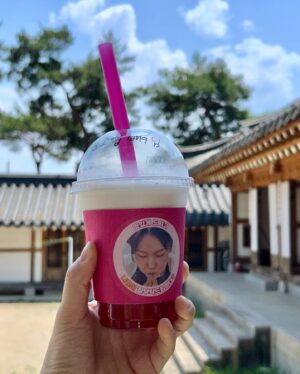 Shim So-young Instagram - 제 인생 첫 커피차를 혜준이가 보내줬어요ㅠㅠ 
세상에서 제일 힘이 났던 날💕🌟💖💫
신기하게도 혜준이가 전석호 선배님, 정해인 선배님과 인연이 있었더라고요! 그래서 우리 다 함께했어요💛 

혜준아………너무너무 고맙고… 사랑하고… 너가 얼마나 내게 소중하고 감사한 존재인지 내 부족한 필력으로는 표현이 안되니까 평생 옆에서 알려줄게😊 나랑 친구해줘서 고마워 🌈🩷😎✨🦄 사랑혜루리!!!!!!!!! 

어머낫 그러고보니 오늘 엄친아하는 날이잖아?! 
엄친아 tvn 9:20pm 🫶🏻✨📺✨🫶🏻