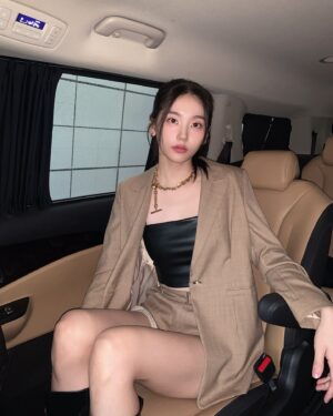 Shim So-young Instagram - Before @cahiers_official 쇼🪽
새로운 메이크업 도전해봤는데 어때여…………?
