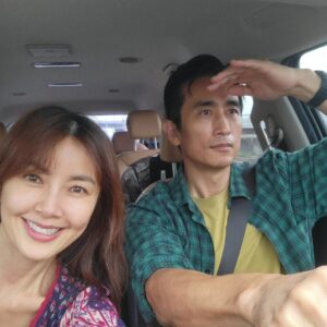 Shin Ae-ra Instagram - 어머님께가는길~
3년째 같은 포즈로 추석인사드려요^^
유학간 큰딸이 빠져 가족이 줄었네요
내년엔 또 어떤부분이 달라질까요?
다시오지않을 지금 이순간순간을 
귀하게여기고 감사하며 살아야겠어요
어제오후는 준범이의 행복한 웃음을 보며 힐링했고,
오늘오후는 연애예능 몰아보며 푹쉬려구요 
드라마보다 더 드라마같은 
다양한 희노애락 감정과 
흥미있는 심리들 넘 재밌어요^^ 
이번엔 #끝사랑
오늘만큼은 한가지씩 좋아하는 일들 하실수있는 하루되시길요♡