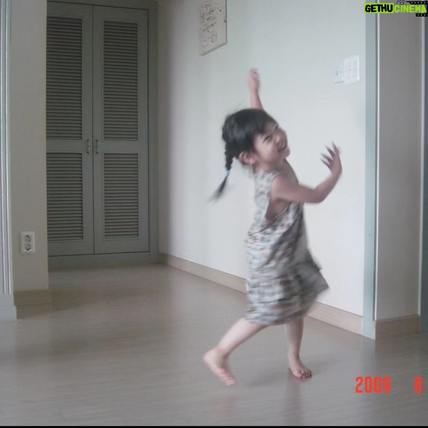 Shin Ae-ra - 21.6K Likes - 눈에넣어도 안아플꺼같던 그 조그맣던 딸이 어느새 다 자라 대학에 갔다.
이렇게 오래 멀리 떨어지는건 처음이라 자꾸 눈물이 난다.
사랑하는 귀한 은이야
우리집에 선물처럼 온 그날부터 지금까지 너는 존재만으로도
우리의 기쁨이고 감사였단다.
어렵고 힘들때
늘상 찾던 엄빠는 옆에 없지만
한순간도 너를 떠나지않으시는
하나님을 부르렴.
새로운 세상에 첫발을 내딛는 너를 너무너무 축복해. 알지?
얼마나 사랑하는지도 알지?♡
*부모와 떨어지는 모든 아이들을위해
그리고.....
축복해줄 부모도없이 혼자 세상에 서야하는 자립준비청년들을 위해 간절히 기도합니다.
