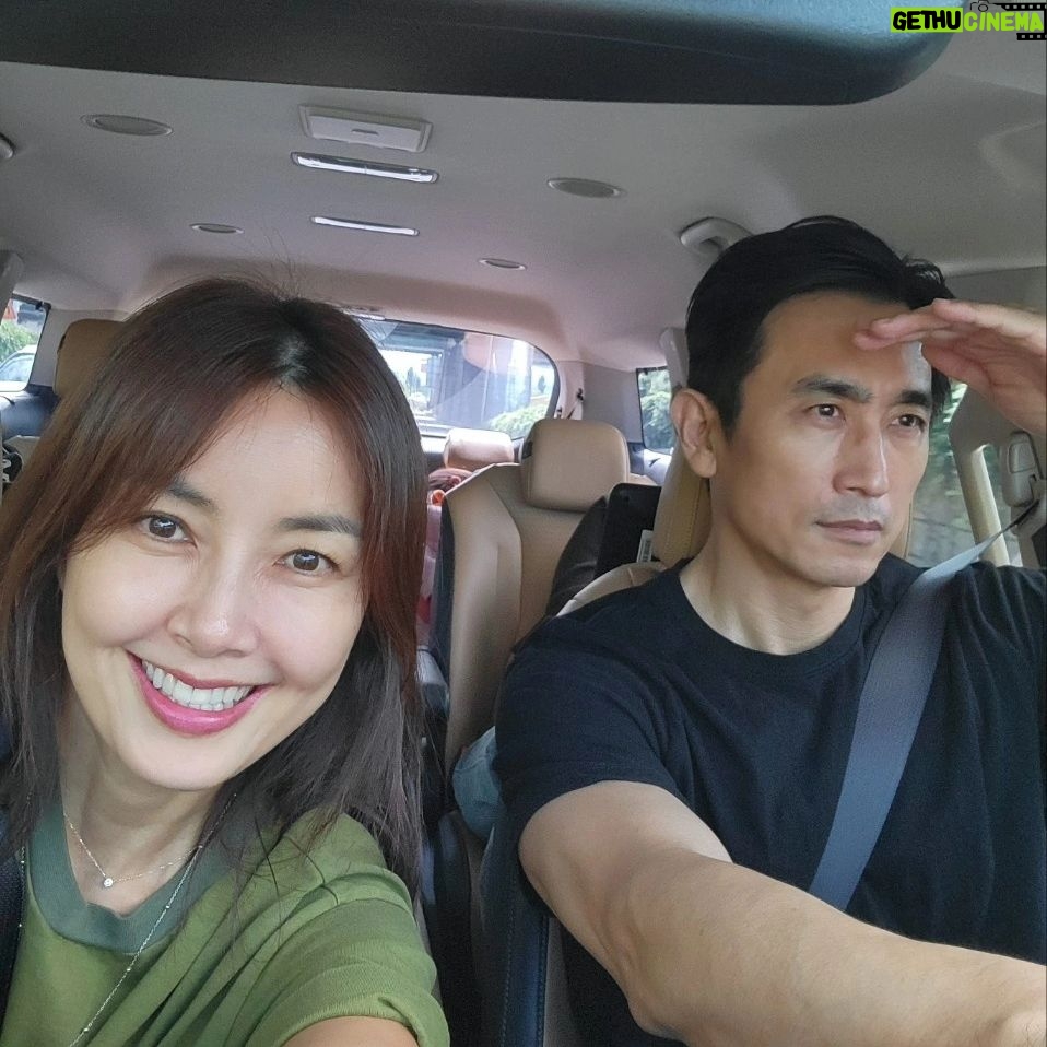 Shin Ae-ra - 31.1K Likes - 어머님께가는길~
3년째 같은 포즈로 추석인사드려요^^
유학간 큰딸이 빠져 가족이 줄었네요
내년엔 또 어떤부분이 달라질까요?
다시오지않을 지금 이순간순간을
귀하게여기고 감사하며 살아야겠어요
어제오후는 준범이의 행복한 웃음을 보며 힐링했고,
오늘오후는 연애예능 몰아보며 푹쉬려구요
드라마보다 더 드라마같은
다양한 희노애락 감정과
흥미있는 심리들 넘 재밌어요^^
이번엔 #끝사랑
오늘만큼은 한가지씩 좋아하는 일들 하실수있는 하루되시길요♡