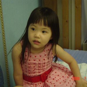 Shin Ae-ra Instagram - 눈에넣어도 안아플꺼같던 그 조그맣던 딸이 어느새 다 자라 대학에 갔다.
이렇게 오래 멀리 떨어지는건 처음이라 자꾸 눈물이 난다.

사랑하는 귀한 은이야
우리집에 선물처럼 온 그날부터 지금까지 너는 존재만으로도 
우리의 기쁨이고 감사였단다.
어렵고 힘들때 
늘상 찾던 엄빠는 옆에 없지만 
한순간도 너를 떠나지않으시는 
하나님을 부르렴.
새로운 세상에 첫발을 내딛는 너를 너무너무 축복해. 알지?
얼마나 사랑하는지도 알지?♡

*부모와 떨어지는 모든 아이들을위해 
그리고.....
축복해줄 부모도없이 혼자 세상에 서야하는 자립준비청년들을 위해 간절히 기도합니다.
