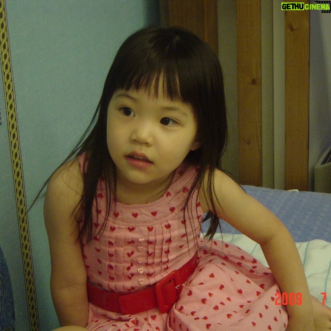 Shin Ae-ra - 21.6K Likes - 눈에넣어도 안아플꺼같던 그 조그맣던 딸이 어느새 다 자라 대학에 갔다.
이렇게 오래 멀리 떨어지는건 처음이라 자꾸 눈물이 난다.
사랑하는 귀한 은이야
우리집에 선물처럼 온 그날부터 지금까지 너는 존재만으로도
우리의 기쁨이고 감사였단다.
어렵고 힘들때
늘상 찾던 엄빠는 옆에 없지만
한순간도 너를 떠나지않으시는
하나님을 부르렴.
새로운 세상에 첫발을 내딛는 너를 너무너무 축복해. 알지?
얼마나 사랑하는지도 알지?♡
*부모와 떨어지는 모든 아이들을위해
그리고.....
축복해줄 부모도없이 혼자 세상에 서야하는 자립준비청년들을 위해 간절히 기도합니다.