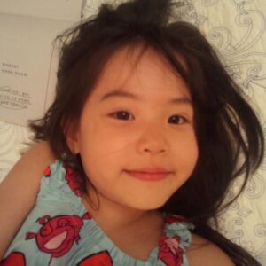 Shin Ae-ra Instagram - 눈에넣어도 안아플꺼같던 그 조그맣던 딸이 어느새 다 자라 대학에 갔다.
이렇게 오래 멀리 떨어지는건 처음이라 자꾸 눈물이 난다.

사랑하는 귀한 은이야
우리집에 선물처럼 온 그날부터 지금까지 너는 존재만으로도 
우리의 기쁨이고 감사였단다.
어렵고 힘들때 
늘상 찾던 엄빠는 옆에 없지만 
한순간도 너를 떠나지않으시는 
하나님을 부르렴.
새로운 세상에 첫발을 내딛는 너를 너무너무 축복해. 알지?
얼마나 사랑하는지도 알지?♡

*부모와 떨어지는 모든 아이들을위해 
그리고.....
축복해줄 부모도없이 혼자 세상에 서야하는 자립준비청년들을 위해 간절히 기도합니다.