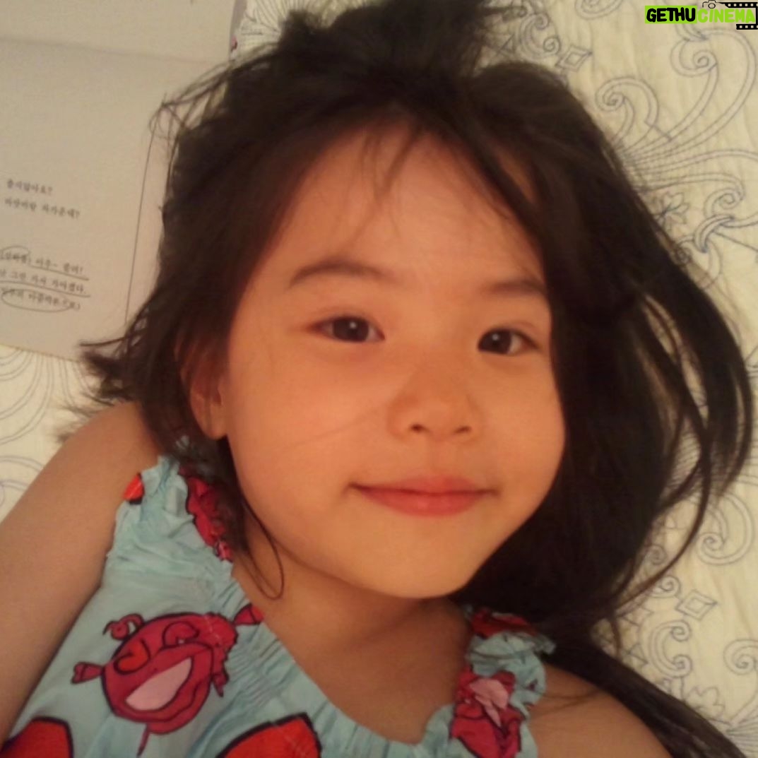 Shin Ae-ra - 21.6K Likes - 눈에넣어도 안아플꺼같던 그 조그맣던 딸이 어느새 다 자라 대학에 갔다.
이렇게 오래 멀리 떨어지는건 처음이라 자꾸 눈물이 난다.
사랑하는 귀한 은이야
우리집에 선물처럼 온 그날부터 지금까지 너는 존재만으로도
우리의 기쁨이고 감사였단다.
어렵고 힘들때
늘상 찾던 엄빠는 옆에 없지만
한순간도 너를 떠나지않으시는
하나님을 부르렴.
새로운 세상에 첫발을 내딛는 너를 너무너무 축복해. 알지?
얼마나 사랑하는지도 알지?♡
*부모와 떨어지는 모든 아이들을위해
그리고.....
축복해줄 부모도없이 혼자 세상에 서야하는 자립준비청년들을 위해 간절히 기도합니다.