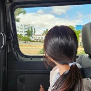 Shin Ae-ra Instagram - 눈에넣어도 안아플꺼같던 그 조그맣던 딸이 어느새 다 자라 대학에 갔다.
이렇게 오래 멀리 떨어지는건 처음이라 자꾸 눈물이 난다.

사랑하는 귀한 은이야
우리집에 선물처럼 온 그날부터 지금까지 너는 존재만으로도 
우리의 기쁨이고 감사였단다.
어렵고 힘들때 
늘상 찾던 엄빠는 옆에 없지만 
한순간도 너를 떠나지않으시는 
하나님을 부르렴.
새로운 세상에 첫발을 내딛는 너를 너무너무 축복해. 알지?
얼마나 사랑하는지도 알지?♡

*부모와 떨어지는 모든 아이들을위해 
그리고.....
축복해줄 부모도없이 혼자 세상에 서야하는 자립준비청년들을 위해 간절히 기도합니다.