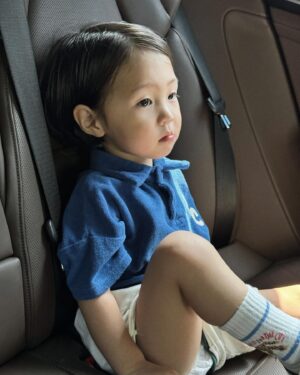 Shin Da-eun Instagram - 홀리👶🏻의 28개월 ✍️

본인 피셜 
“난 이제 옹아(형아) ” 란다.. 🙂‍↕️ 

다 모르겠고 -
디지게 말 안듣고 디지게 귀엽다….🦧

#신난다은육아👩🏻