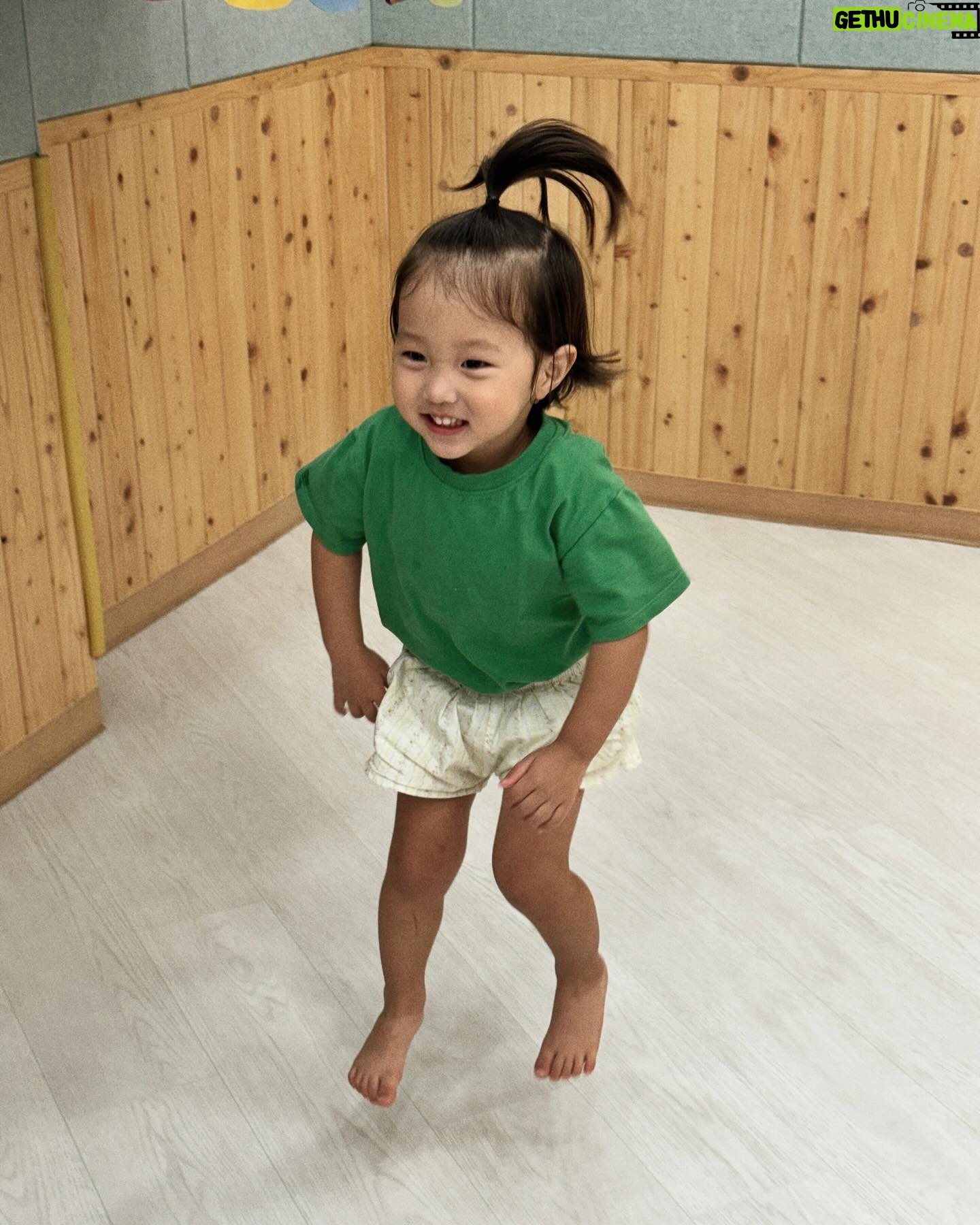 Shin Da-eun - 3.9K Likes - 홀리👶🏻의 28개월 ✍️
본인 피셜
“난 이제 옹아(형아) ” 란다.. 🙂↕️
다 모르겠고 -
디지게 말 안듣고 디지게 귀엽다….🦧
#신난다은육아👩🏻