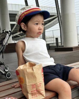 Shin Da-eun Instagram - 홀리👶🏻의 28개월 ✍️

본인 피셜 
“난 이제 옹아(형아) ” 란다.. 🙂‍↕️ 

다 모르겠고 -
디지게 말 안듣고 디지게 귀엽다….🦧

#신난다은육아👩🏻