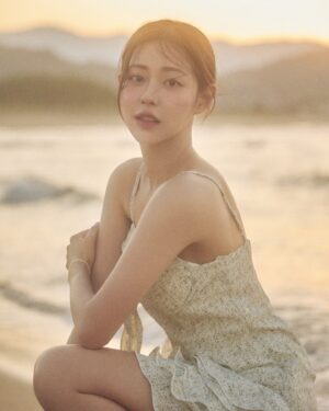 Shin Seul-ki Instagram - 𝒮𝓊𝓂𝓂𝑒𝓇 𝓋𝒾𝒷𝑒𝓈🌊🌅🦀