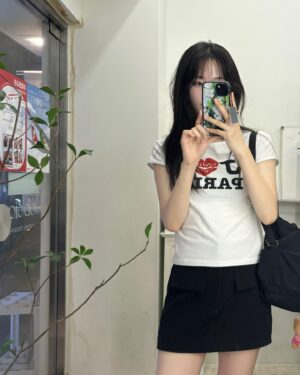 Shin Si-a Instagram - 🍮✨🕯️