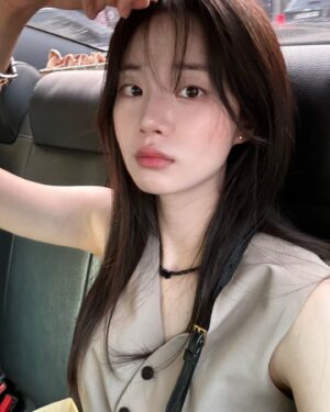 Shin Si-a Instagram - 🍮✨🕯️