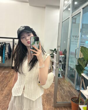 Shin Si-a Instagram - 🍮✨🕯️