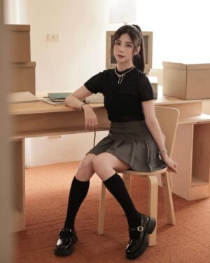 Shining Instagram - 就問哪位美少女衣櫃沒有百褶裙！
我在網購中買過各種款式各種顏色的百褶裙
當然踩的雷也真不少🥲🥲🥲
布料薄、版型不好或是拉鍊難拉啦⋯⋯
最後的下場都只能進舊衣回收

直到我最近遇到了 @gu_taiwan 「Skort迷你褲裙系列✨」
真的是相見恨晚 早點遇到就能少花冤枉錢了
高腰的版型可以遮住小肚肚 還顯瘦顯腿長
迷你裙的安全褲內裡長度剛好 還有彈性 穿上後安心又舒適
連貓貓想偷看都看不到 安全不走光

神之百褶褲裙各種季節各種場合都很百搭
那就來跟大家分享我這次的穿搭吧？
這次穿上GU的「2WAY平口內衣」配上「透膚抓皺T恤」
微微透視 呈現一種小小的神秘感
下身搭上灰色的「百褶褲裙」跟長襪
最後再穿上一雙黑色亮皮的瑪莉珍鞋
平常總是呈現青春可愛形象給大家的我
這次給大家看看不一樣的風格 希望你們喜歡

全系列總共有4種款式可以選擇
秉持 GU「價格美學」精神 全系列最低 590 元起！
這個價格 這個質感 包色完全沒問題✨
美女們心動就快衝啊！
 
#GUTaiwan #GU #迷你褲裙 #GUSkort 
#YOURFREEDOM #讓時尚更自由