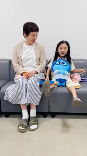 Shinobu Otake Instagram - ドラマ「海のはじまり」いよいよ放送は残り2回になってしまいました。
ラナちゃんは毎日カナシミちゃんを持ってきて、移動する時は汽車になって「カナシミシュポポーでーす❣️」
と歌い、その後ろを私が
「ポッポー」と言って付いて行きます。

そんな遊びももうあと少しなんて、寂しいなあ。

撮影の待ち時間に朱音さん（私の役名）のパッチワークの材料の布でバックを作りました。
ラナちゃんも上手に針を使って縫いました。
衣装部さんにかなりお手伝いして頂いて、完成❣️
秘密のプレゼント、完成するかなあ😅

さっきの投稿で全く関係ない写真を二枚目に載せてしまった。ジェノベーゼなどを作る時に便利だよと教えてもらったミキサーの写真でした😆

コメントは消えてしまいましたが、スクショして読ませていただきました。ので今も手元にあります。ありがとう😊

#海のはじまり
#泉谷星奈　ちゃん
@i_rana_ta 
#大竹しのぶ