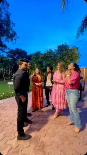 Shiny Dixit Instagram - Had lots of fun 🤗🔥Shooting time with brand 🎥 📺 thanks @bollywoodfriday_ for the amazing opportunity to all of us 😍 @purpletreevilla 😍
#zeenatkureshi #bollywoodfriday #resort #shoot #staycation #trending #behindthescenes
Loc: @purpletreevilla
Makeup: @rushna_mua and team