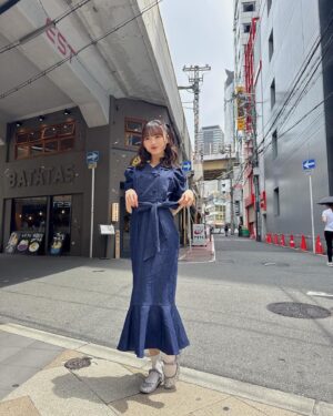 Shinzawa Nao Instagram - 浮気してない？ᐡo̴̶̷᷄ ·̫ o̴̶̷̥᷅ᐡ💙

#彼女の私服がかわいい #evelyn #フレンチガーリー #ガーリーコーデ #merryjenny