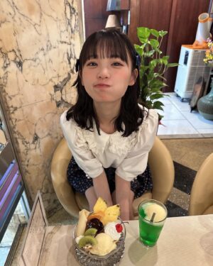 Shinzawa Nao Instagram - レトロな店にレトロな服着て行ってルンルンなしんしん🎶

#彼女の私服がかわいい #喫茶店巡り #喫茶店 #大阪カフェ #カフェ巡り #大阪駅 #レトロ喫茶 #レトロコーデ #ootd