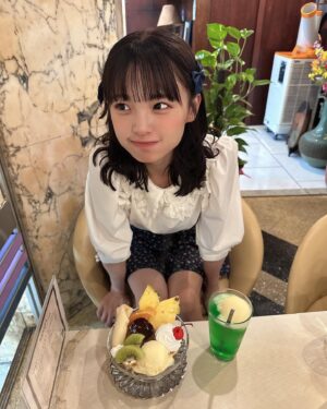 Shinzawa Nao Instagram - レトロな店にレトロな服着て行ってルンルンなしんしん🎶

#彼女の私服がかわいい #喫茶店巡り #喫茶店 #大阪カフェ #カフェ巡り #大阪駅 #レトロ喫茶 #レトロコーデ #ootd