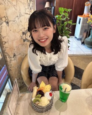 Shinzawa Nao Instagram - レトロな店にレトロな服着て行ってルンルンなしんしん🎶

#彼女の私服がかわいい #喫茶店巡り #喫茶店 #大阪カフェ #カフェ巡り #大阪駅 #レトロ喫茶 #レトロコーデ #ootd