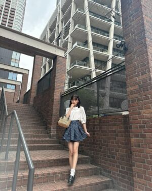 Shinzawa Nao Instagram - レトロな店にレトロな服着て行ってルンルンなしんしん🎶

#彼女の私服がかわいい #喫茶店巡り #喫茶店 #大阪カフェ #カフェ巡り #大阪駅 #レトロ喫茶 #レトロコーデ #ootd
