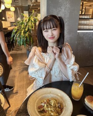 Shinzawa Nao Instagram - 少食やけど美味しそうに食べるから色んな所連れて行ってね♡

#彼女の私服がかわいい #oneafteranotherniceclaup #niceclaup_ootd #大阪カフェ #心斎橋カフェ #心斎橋ランチ #ootd