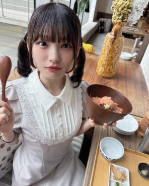 Shinzawa Nao Instagram - 姫カットしたの気づいてた？🎀

#彼女の私服がかわいい #rosémuse #ロゼミューズ #海鮮丼 #大阪ランチ #大阪グルメ #ootd