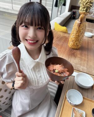 Shinzawa Nao Instagram - 姫カットしたの気づいてた？🎀

#彼女の私服がかわいい #rosémuse #ロゼミューズ #海鮮丼 #大阪ランチ #大阪グルメ #ootd