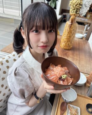 Shinzawa Nao Instagram - 姫カットしたの気づいてた？🎀

#彼女の私服がかわいい #rosémuse #ロゼミューズ #海鮮丼 #大阪ランチ #大阪グルメ #ootd