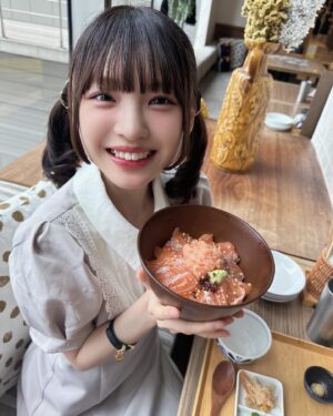 Shinzawa Nao Instagram - 姫カットしたの気づいてた？🎀

#彼女の私服がかわいい #rosémuse #ロゼミューズ #海鮮丼 #大阪ランチ #大阪グルメ #ootd