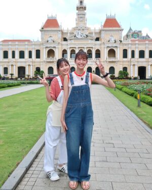 Shiori Sato Instagram - .
ばっさーとベトナムに旅をしてきました🪐💓
ばっさーってこんなに食べてくれるんだなとか
しかも食べている時の圧倒的な可愛さに
くらくらしそうになったりとか
ぽんこつなわたしをほっとかずに、
正しく導いてくれる頭の回転の速さとか
もーとにかく楽しくて美味しくて可愛くて優しくて
いつもより 3くらい高い声になっていました🐒
嬉しかったんだろうな〜🥰
一緒に旅をしている気分で♬
楽しんでいただけたら嬉しいです！
#あと女優さんの汗のかかなさ尊敬🙂‍↕️