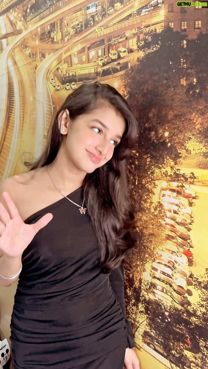 Shivika Rishi - 23K Likes - 🖤💫
#terehoke #monoploymoves
#trendingnow #love #viewsforviews #instagramreels #viralvideos #expression @ifeelking