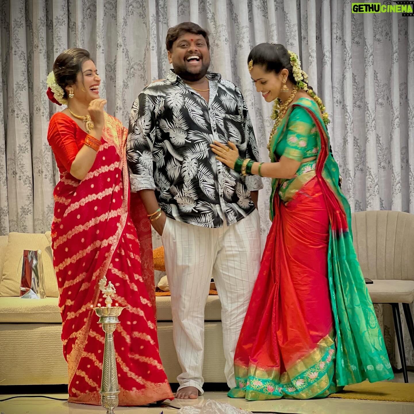 Shobha Shetty - 127.7K Likes - VaraMahaLakshmi Pooja with our MahaLakshmulu in @shobhashettyofficial New Home🏠 With our @priyankamjain___0207
#tastyteja #priyankajain #shobhashetty #devotional #newhome