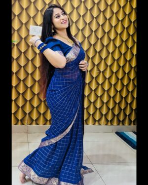 Shruthi Ramesh Instagram - 💙✨

Saree: @vastra_vaibhava_