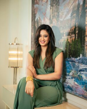 Shweta Tiwari Instagram - 🧚🏻‍♂️

Outfit @madaboutfashion_kejal 
Styled by @stylingbyvictor @sohail__mughal___ 
Assisted by @styleby_antara @sanzimehta777 
Makeup @durgedeepak76 
Clicked by @kakali_das_photography @deepak_das_photography 
Location @aurikamumbaiskycity