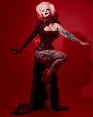 Sigourney Beaver Instagram - 🩸✨🩸it’s in my blood🩸✨🩸

✨photo by @ericrichardmagnussen 
✨hair by @americapwrs 
✨jewelry from @fiercejewels_official 
✨outfit by me👻