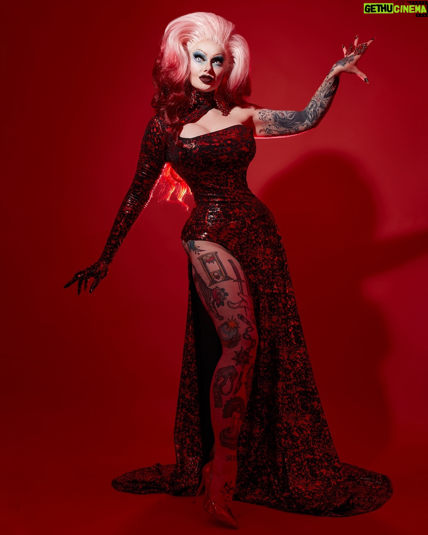 Sigourney Beaver - 11.3K Likes - 🩸✨🩸it’s in my blood🩸✨🩸
✨photo by @ericrichardmagnussen
✨hair by @americapwrs
✨jewelry from @fiercejewels_official
✨outfit by me👻