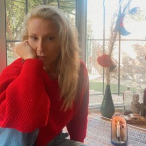 Sigrid Alegría Instagram - Mi cultura: 
Mijita,…En un día como hoy vístase de rojo o de negro, busque un clavel rojo, siéntese un ratito junto una vela llorosa y que la música nos recuerde.