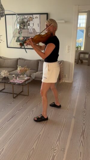 Sigrid Bonde Tusvik Instagram - En liten dans til alle lærere og alle andre som begynner på jobben sin idag! Husk å leke, husk å være blid med kollegaen din, husk å være i JA OG-fase! (Og husk at livet er et lære, man må alltid lære, også fele og linedance i kombo)