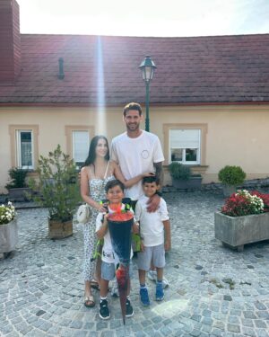 Sıla Şahin Instagram - 1 . Schultag 🙏❤️ 🌈💫☄️☀️🌏🌝🌻🍄🐞🪬

für unseren großen Elija
 #proudmommy #prouddad #schulkind

Ab jetzt beginnt wohl ein neuer Lebensabschnitt . 🙌 😃🧿