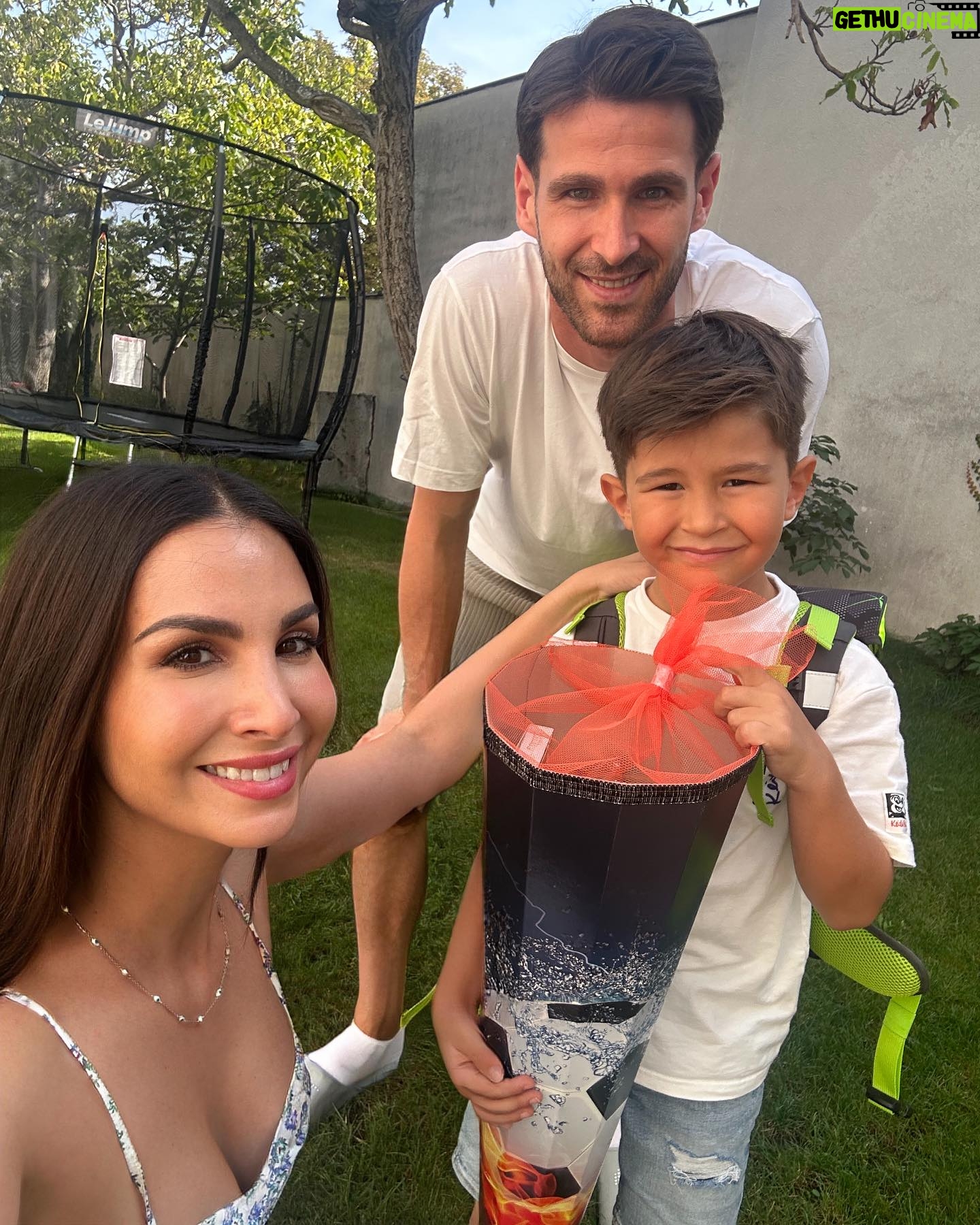 Sıla Şahin - 14.2K Likes - 1 . Schultag 🙏❤️ 🌈💫☄️☀️🌏🌝🌻🍄🐞🪬
für unseren großen Elija
#proudmommy #prouddad #schulkind
Ab jetzt beginnt wohl ein neuer Lebensabschnitt . 🙌 😃🧿