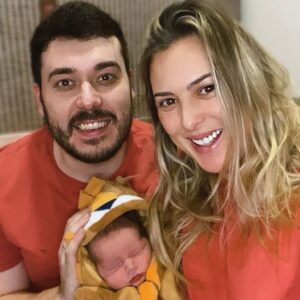 Sill Esteves Instagram - Nosso último dia dos pais foi diferente e agora nossos domingos são assim! Seja bem vindo Thomaz, papai e mamãe te amam muito!